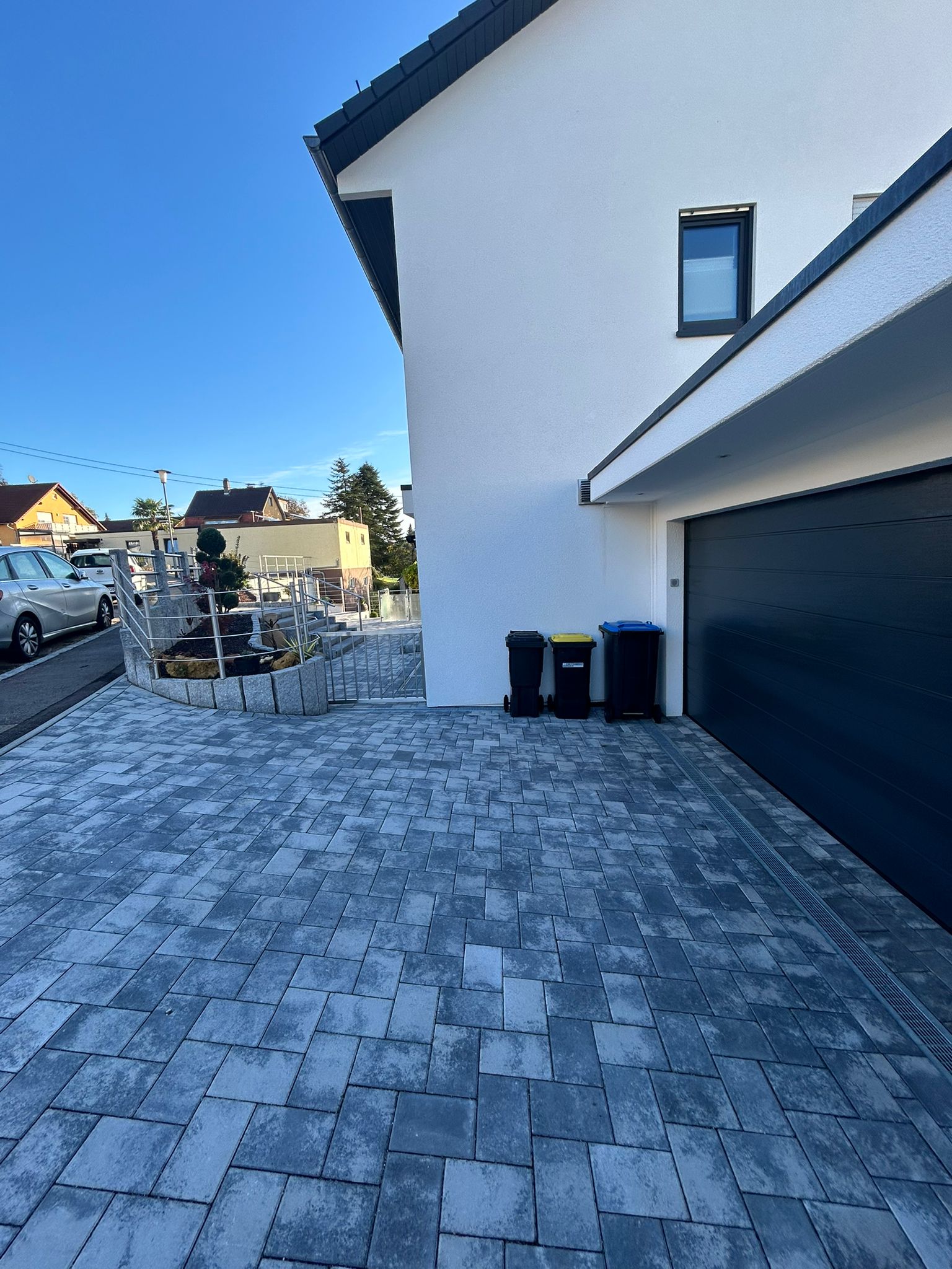 Einfahrt mit Treppenanlage und Pflaster — Klimek GaLaBau Pforzheim