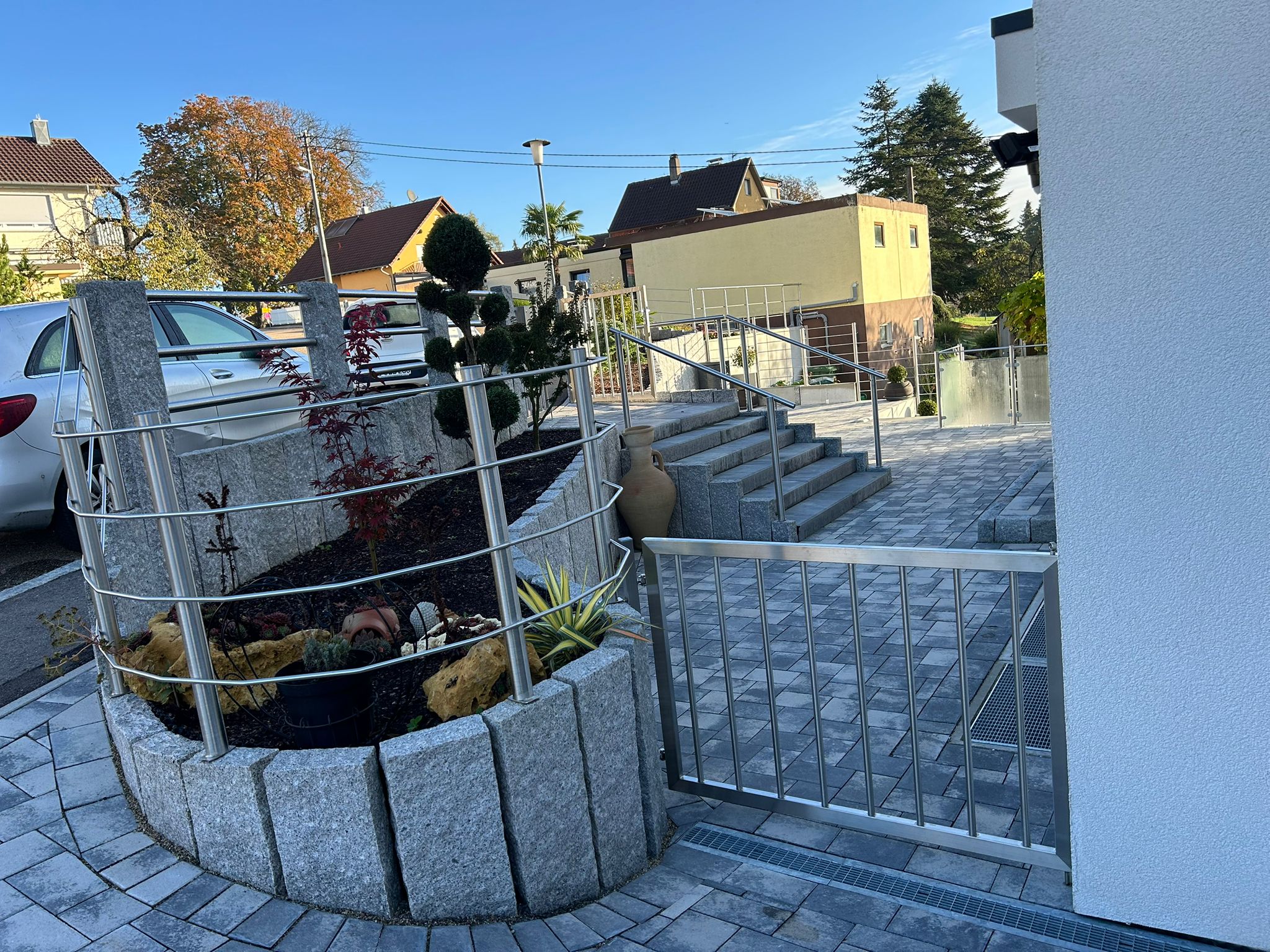 Granit-Treppenanlage mit Edelstahlgeländer — Klimek GaLaBau Pforzheim