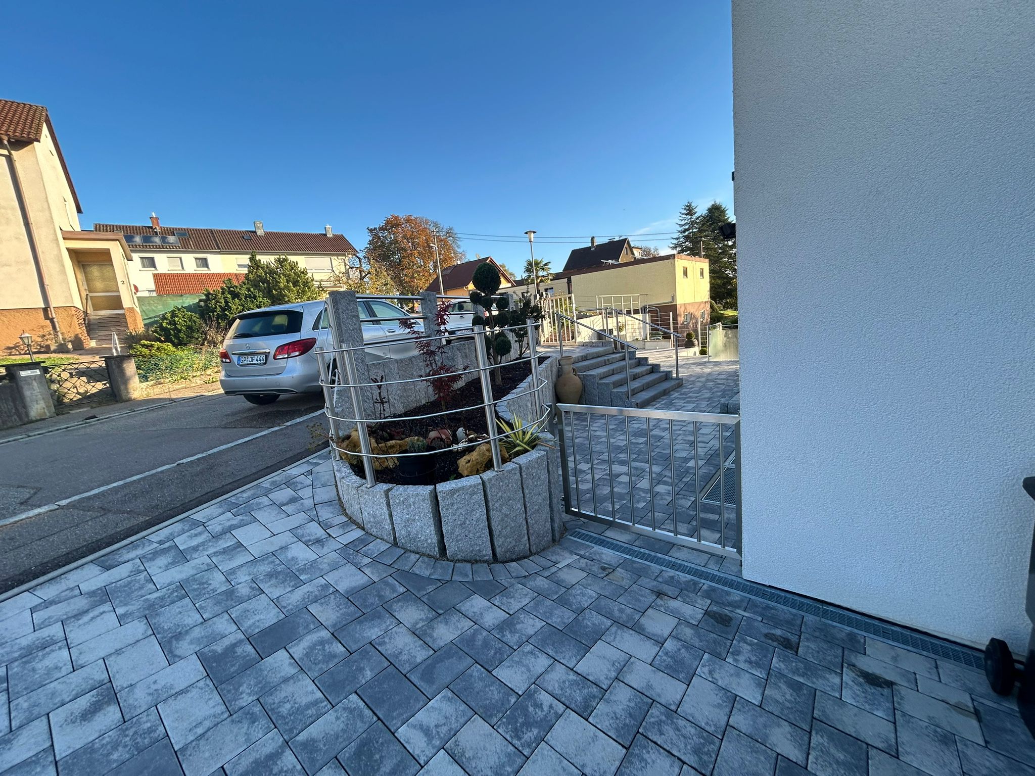 Vorgarten mit Pflaster und Bepflanzung — Klimek GaLaBau Pforzheim