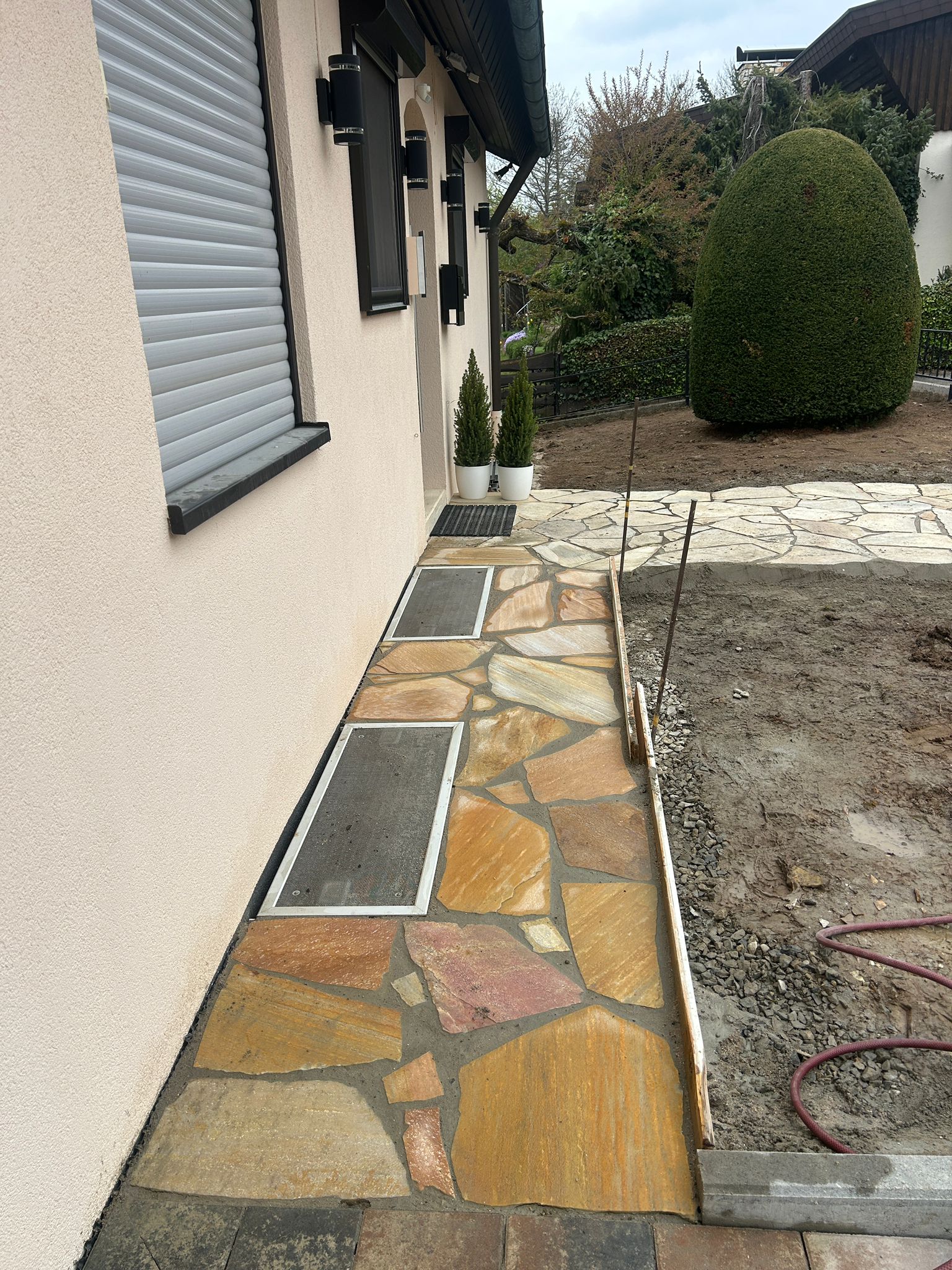 Polygonalplatten Naturstein Hauseingang — Klimek GaLaBau Pforzheim