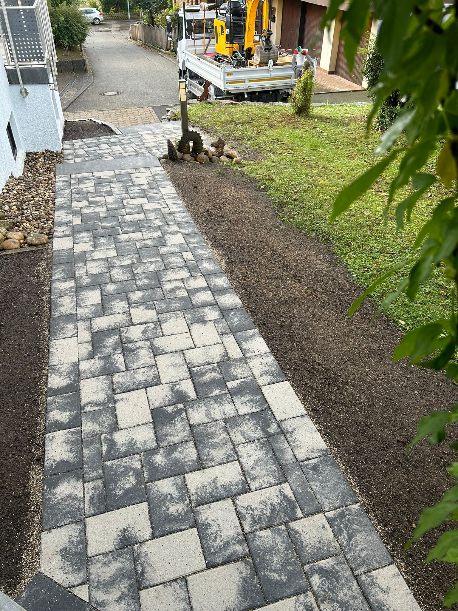 Gepflasterter Gehweg mit Bordsteineinfassung — Klimek GaLaBau Pforzheim