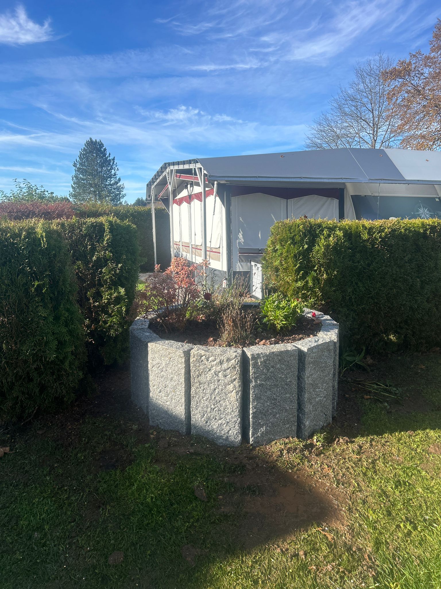 Rundes Granit-Hochbeet mit Bepflanzung — Klimek GaLaBau Pforzheim