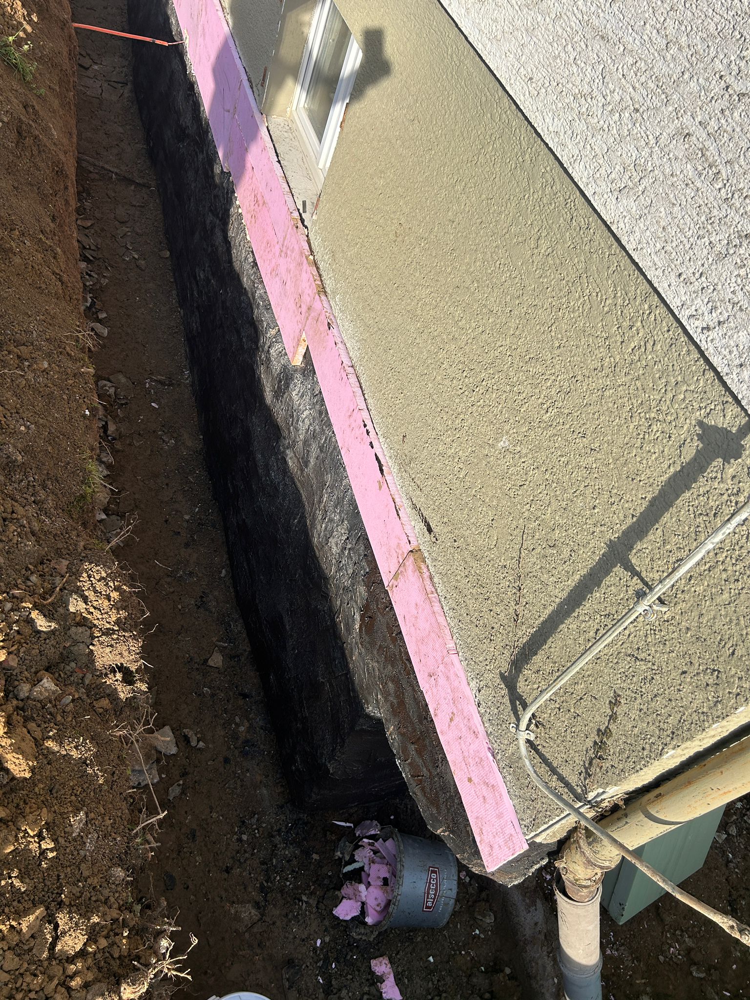 Perimeterdämmplatten rosa an der Kellerwand — Klimek GaLaBau Pforzheim