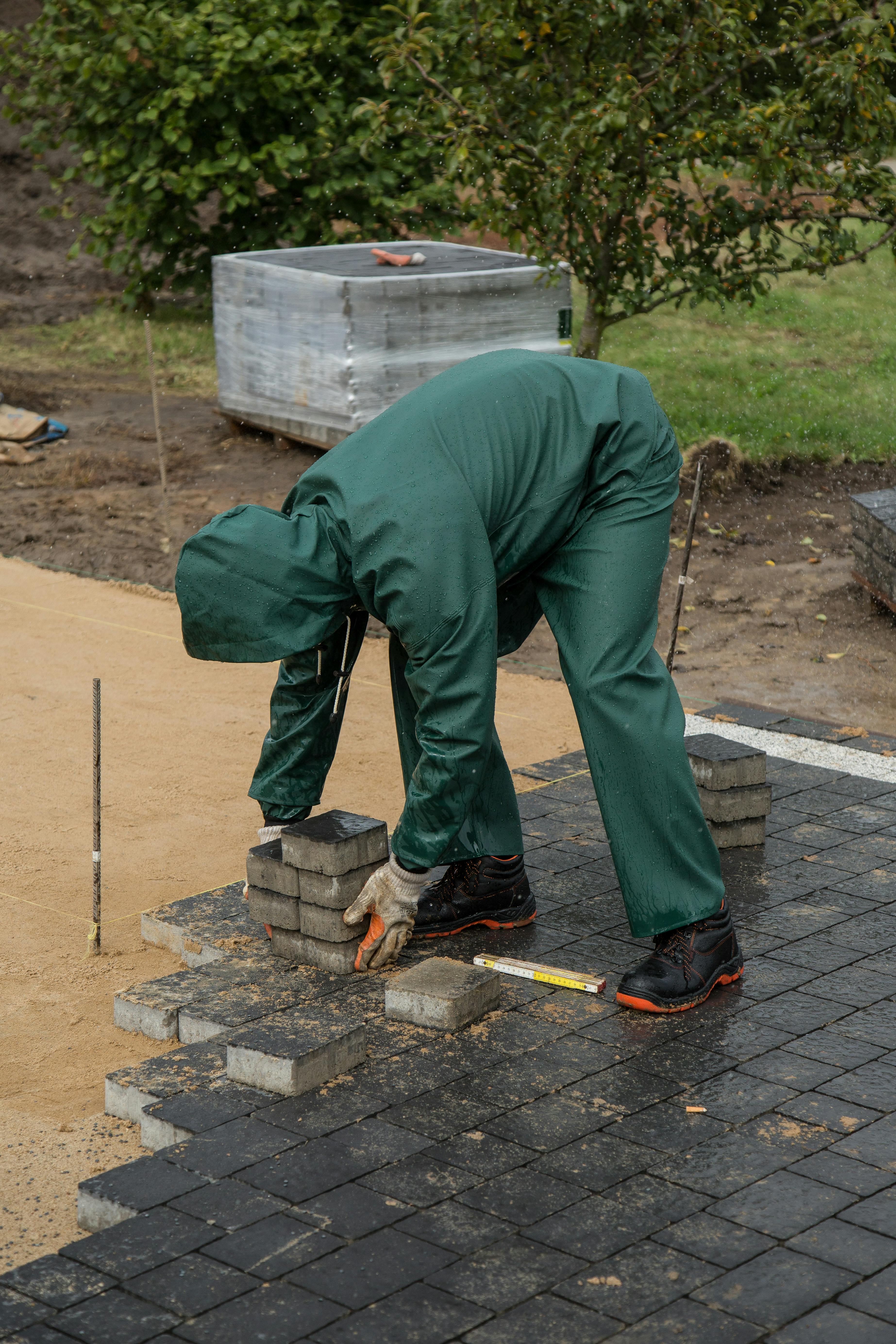 Klimek GaLaBau Mitarbeiter beim Pflasterlegen — präzises Handwerk