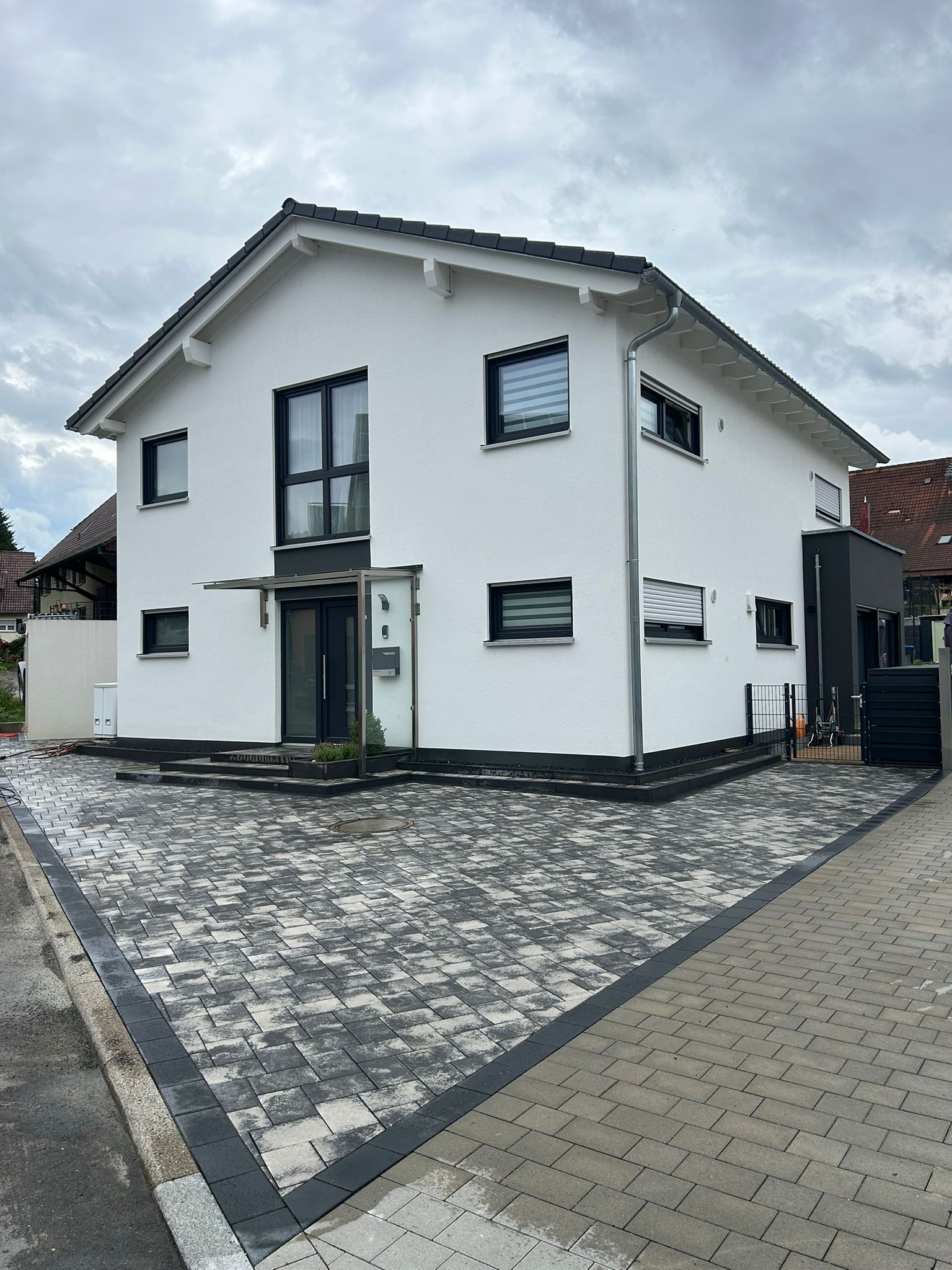 Moderne Pflastereinfahrt Kombipflaster anthrazit-grau — Klimek GaLaBau Pforzheim