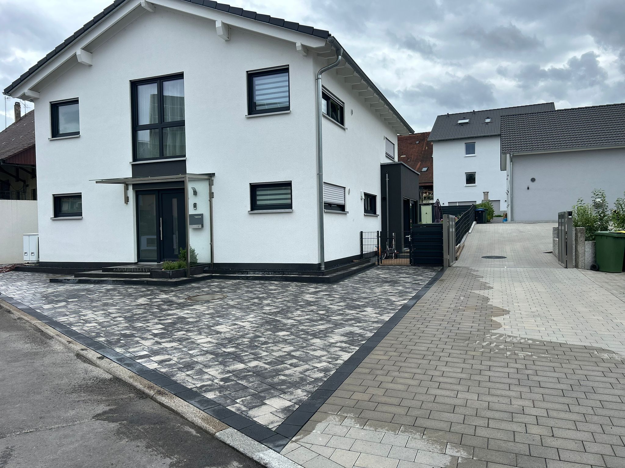 Pflastervorplatz modernes Einfamilienhaus — Klimek GaLaBau Pforzheim