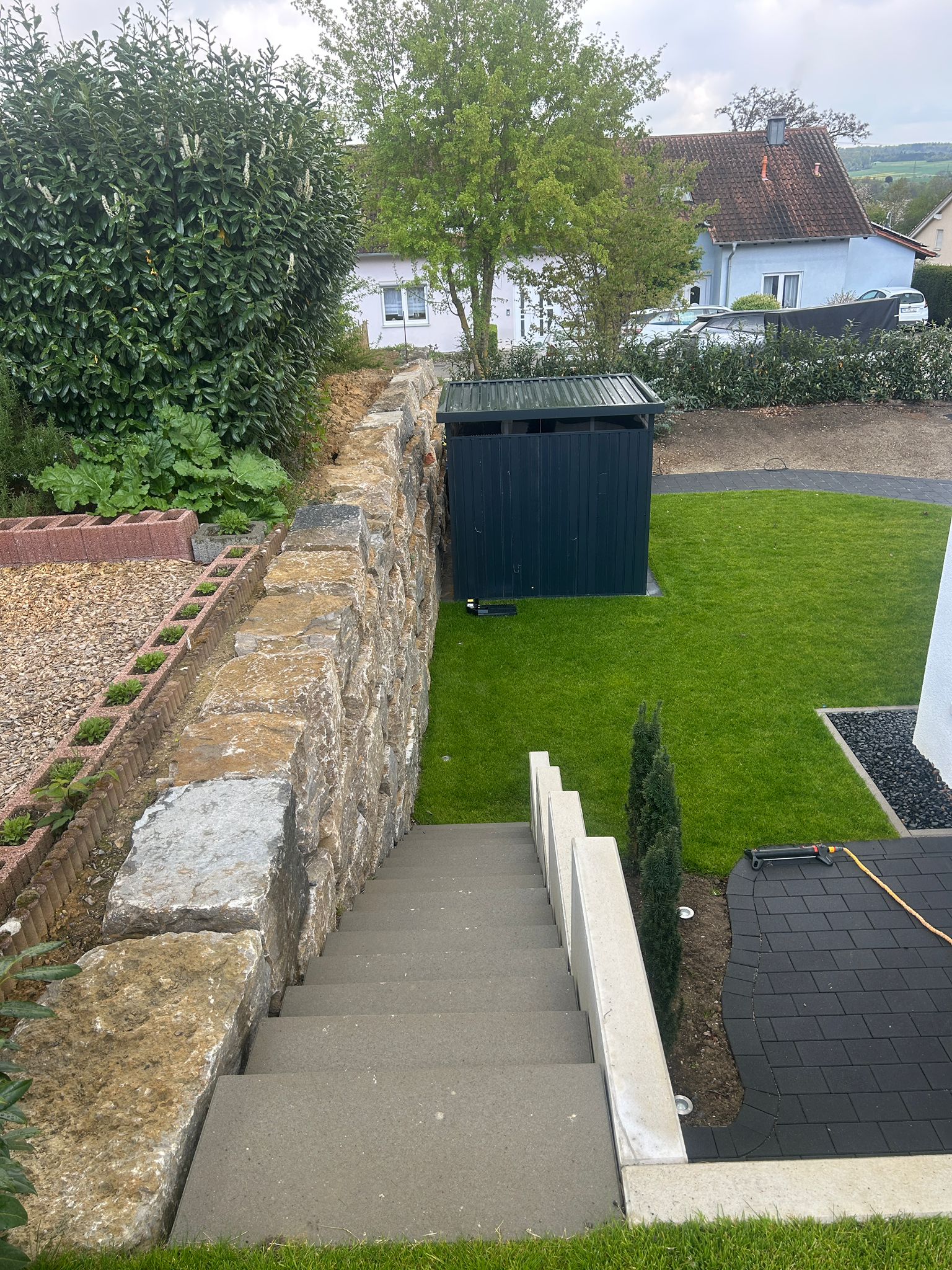 Rollrasen mit geschwungenem Pflasterbogen — Klimek GaLaBau Pforzheim