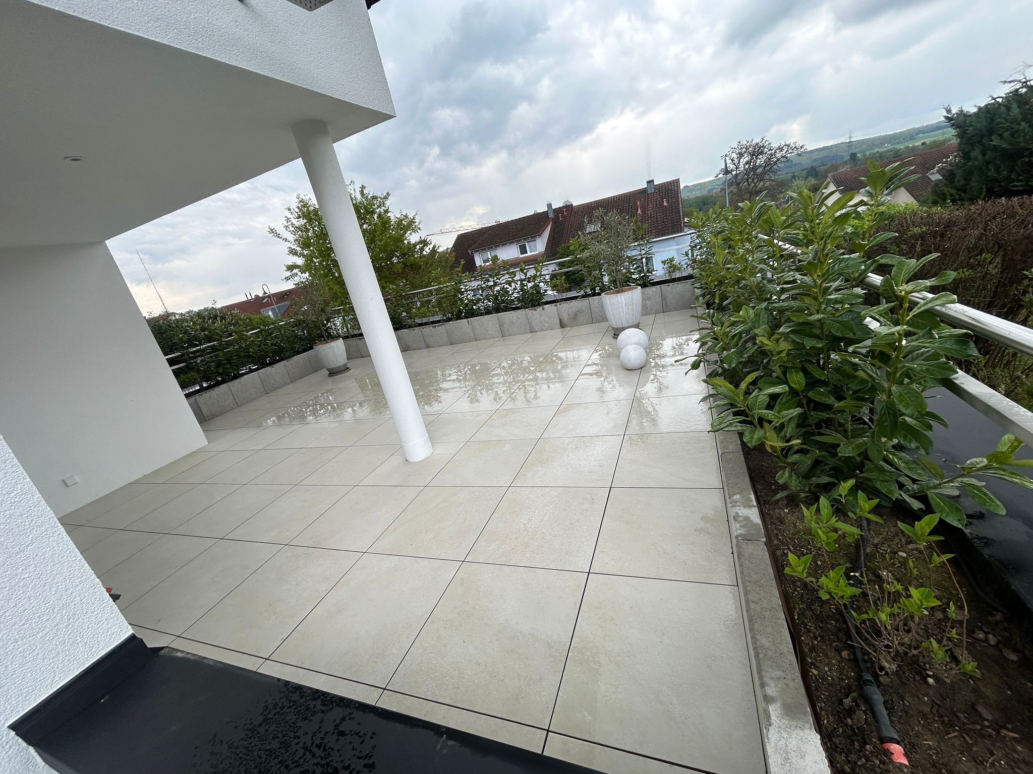 Dachterrasse mit Feinsteinzeug-Belag — Klimek GaLaBau Pforzheim