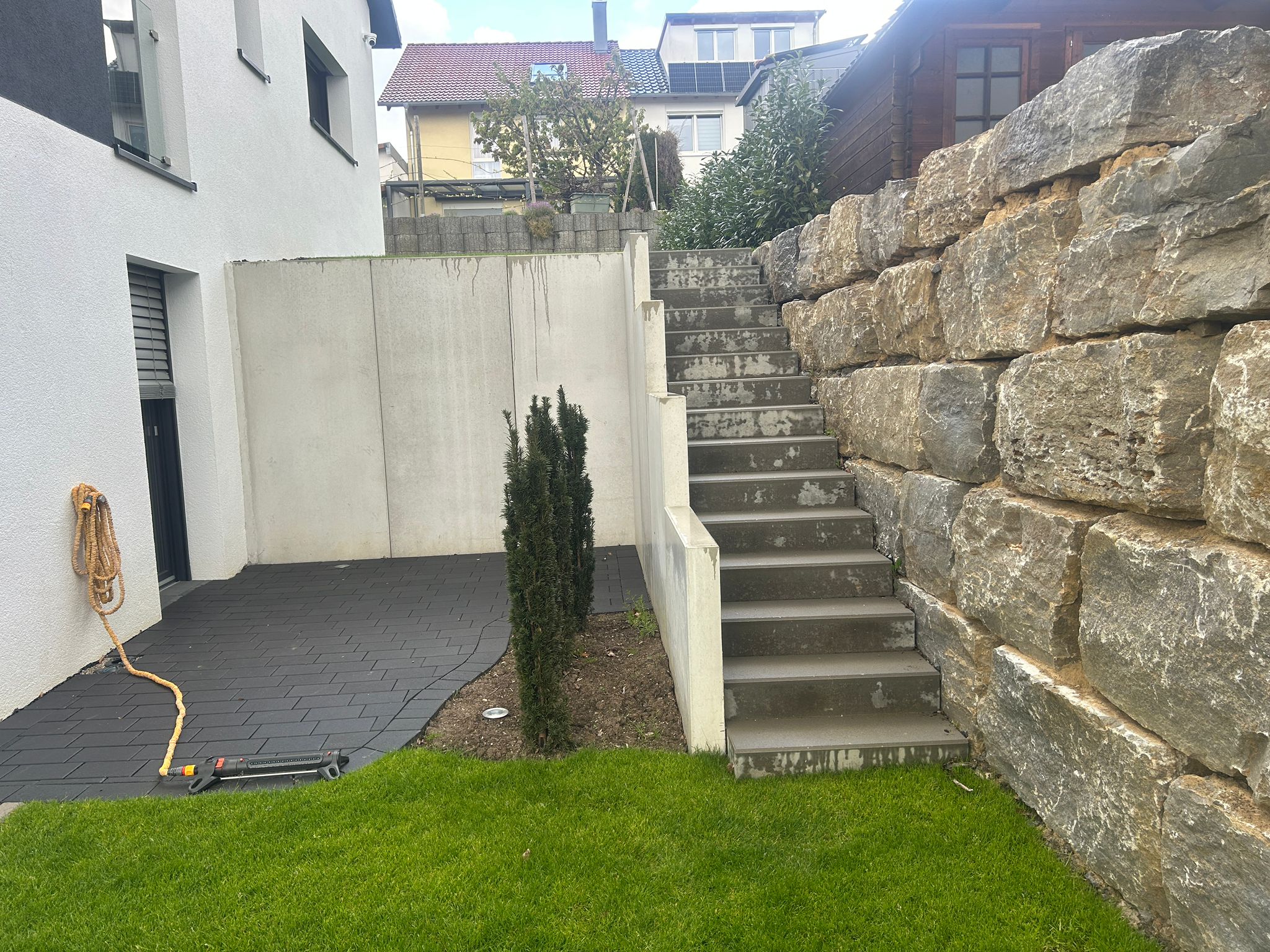 Treppenanlage mit Natursteinmauer — Klimek GaLaBau Pforzheim