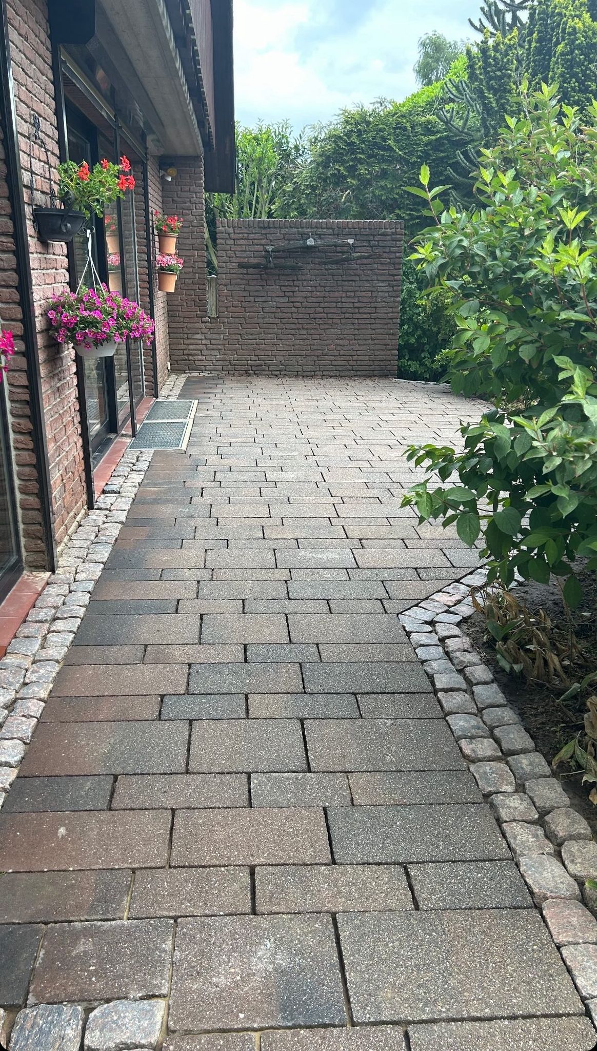 Saubere Pflasterterrasse nach Hochdruckreinigung — Klimek GaLaBau Pforzheim