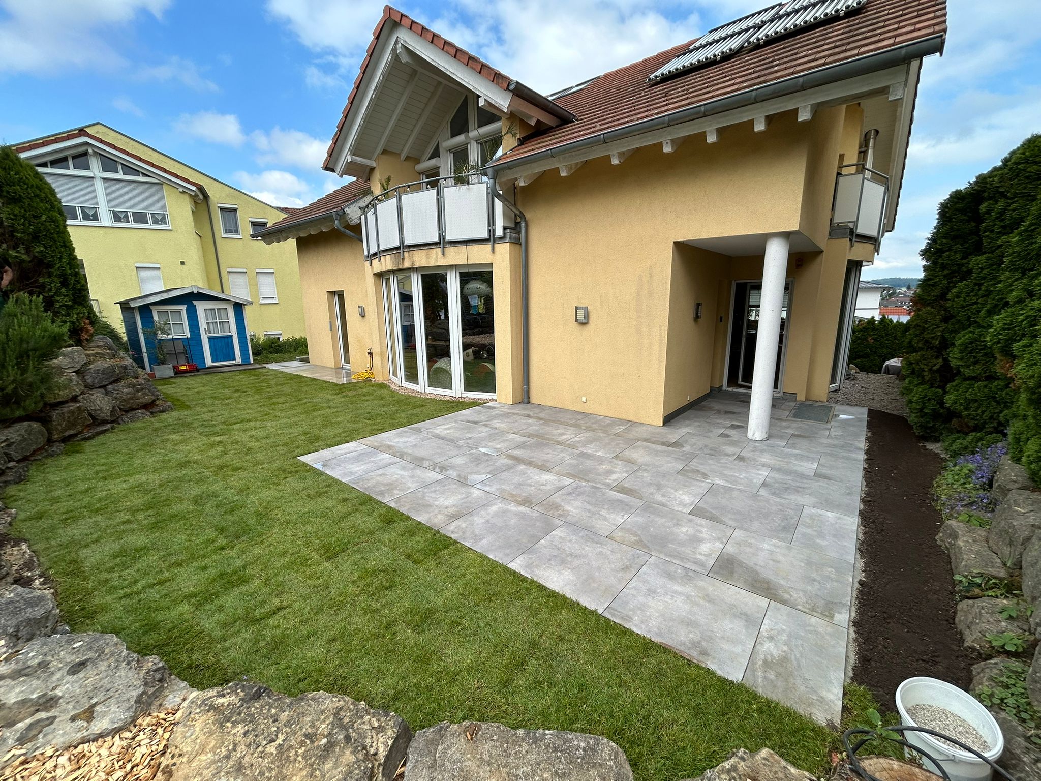 Rollrasen neben moderner Terrasse — Klimek GaLaBau Pforzheim