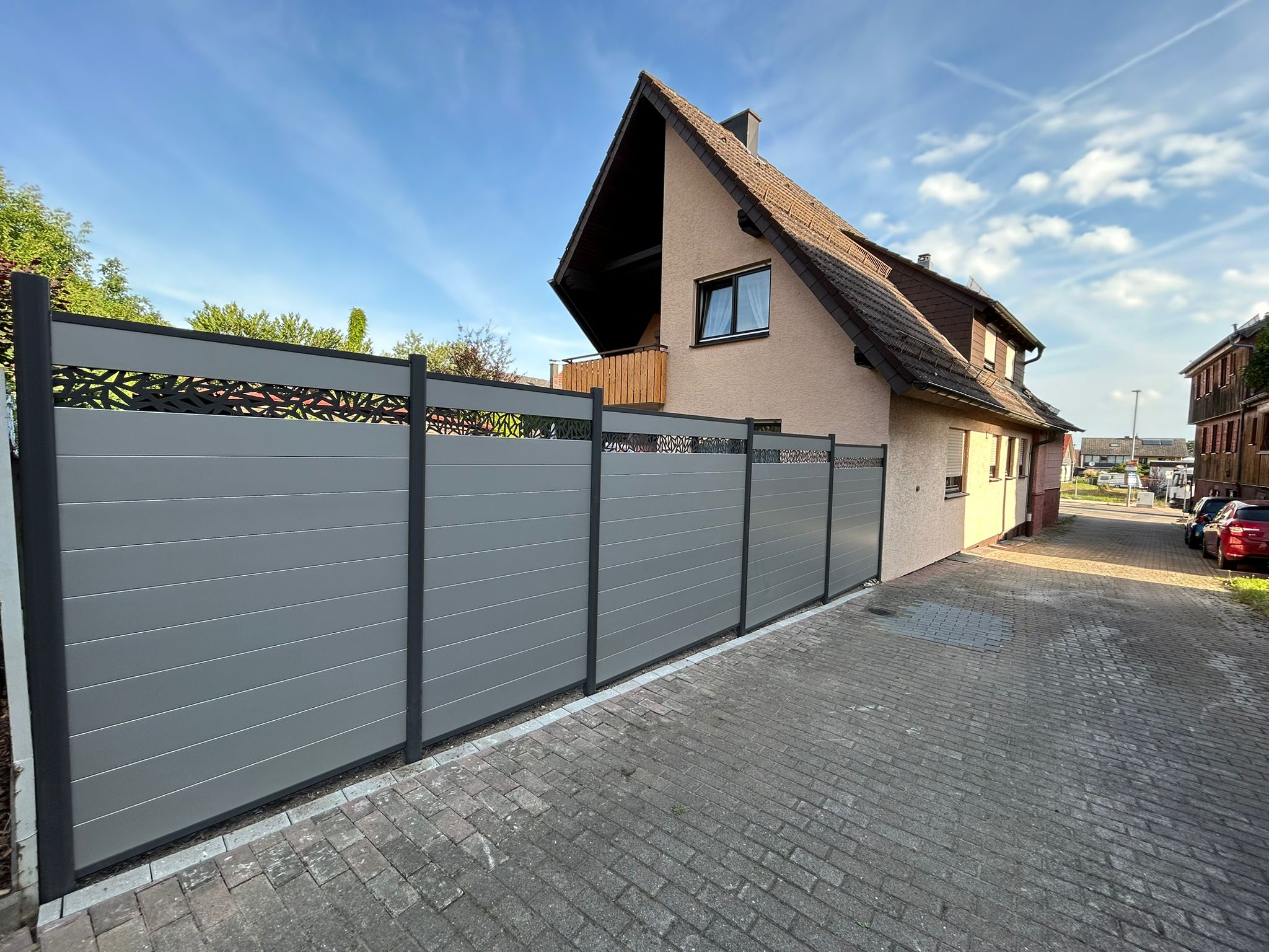 Aluminium-Sichtschutz anthrazit mit Dekorpaneel — Klimek GaLaBau Pforzheim