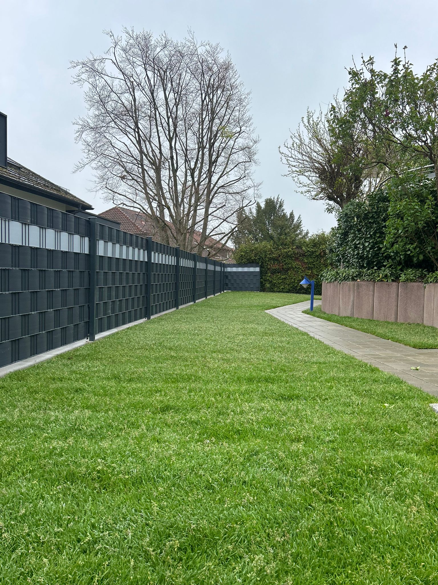 Doppelstabzaun anthrazit mit Rollrasen — Klimek GaLaBau Pforzheim