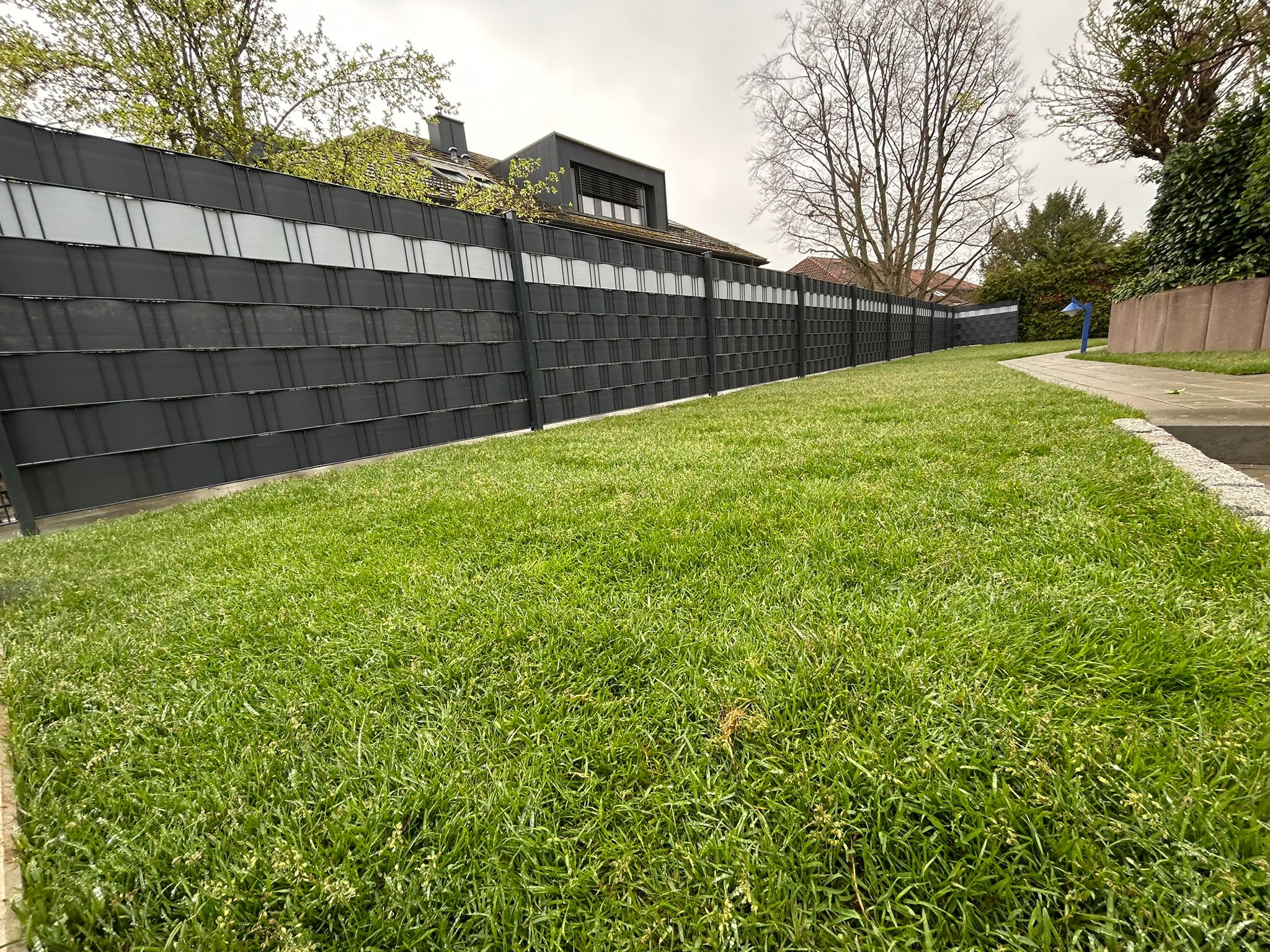 Doppelstabzaun Seitenansicht — Klimek GaLaBau Pforzheim