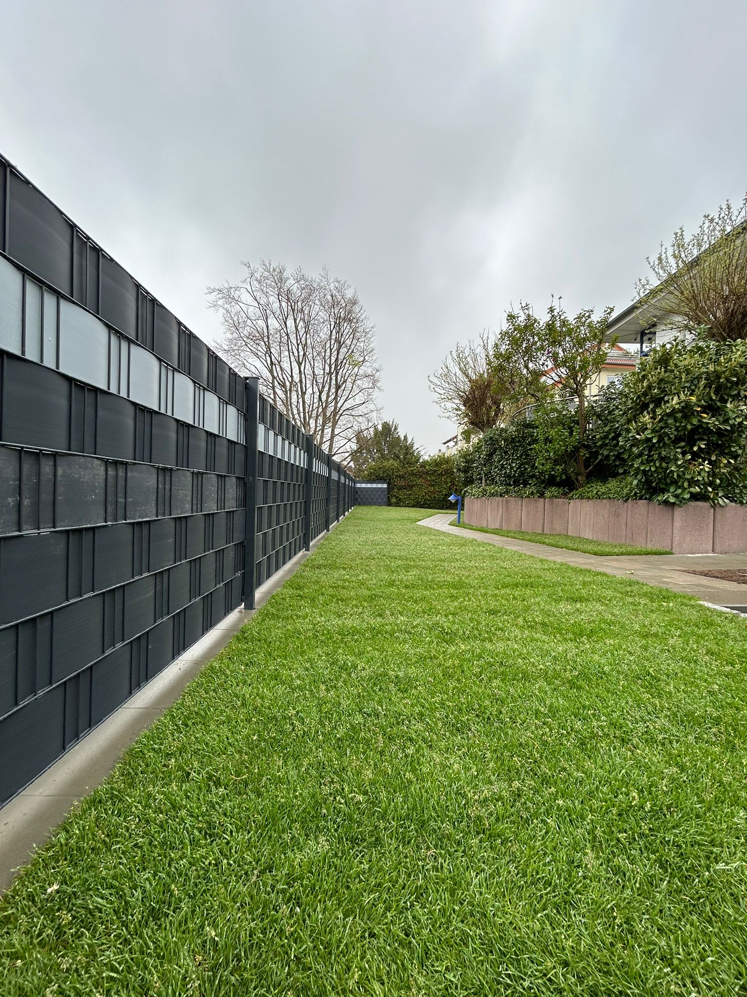 Doppelstabzaun entlang Pflasterweg — Klimek GaLaBau Pforzheim